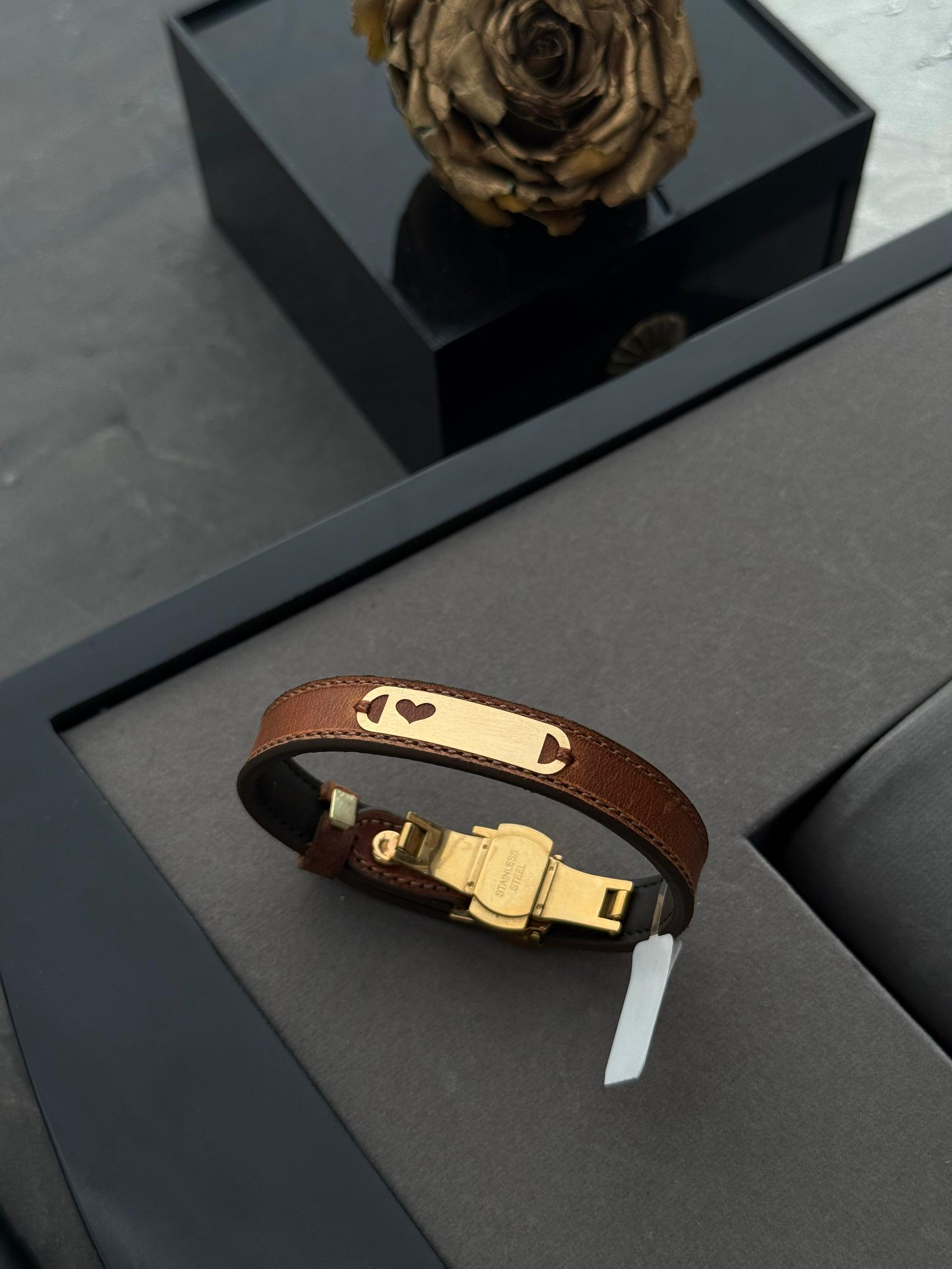 دستبند چرم اسپرت  قلب تو خالی