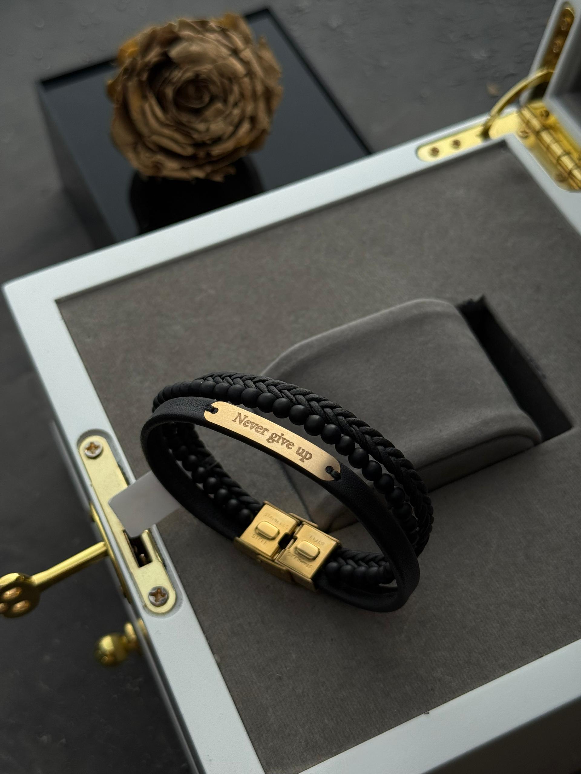 دستبند چرم طرح NEVER GIVE UP
