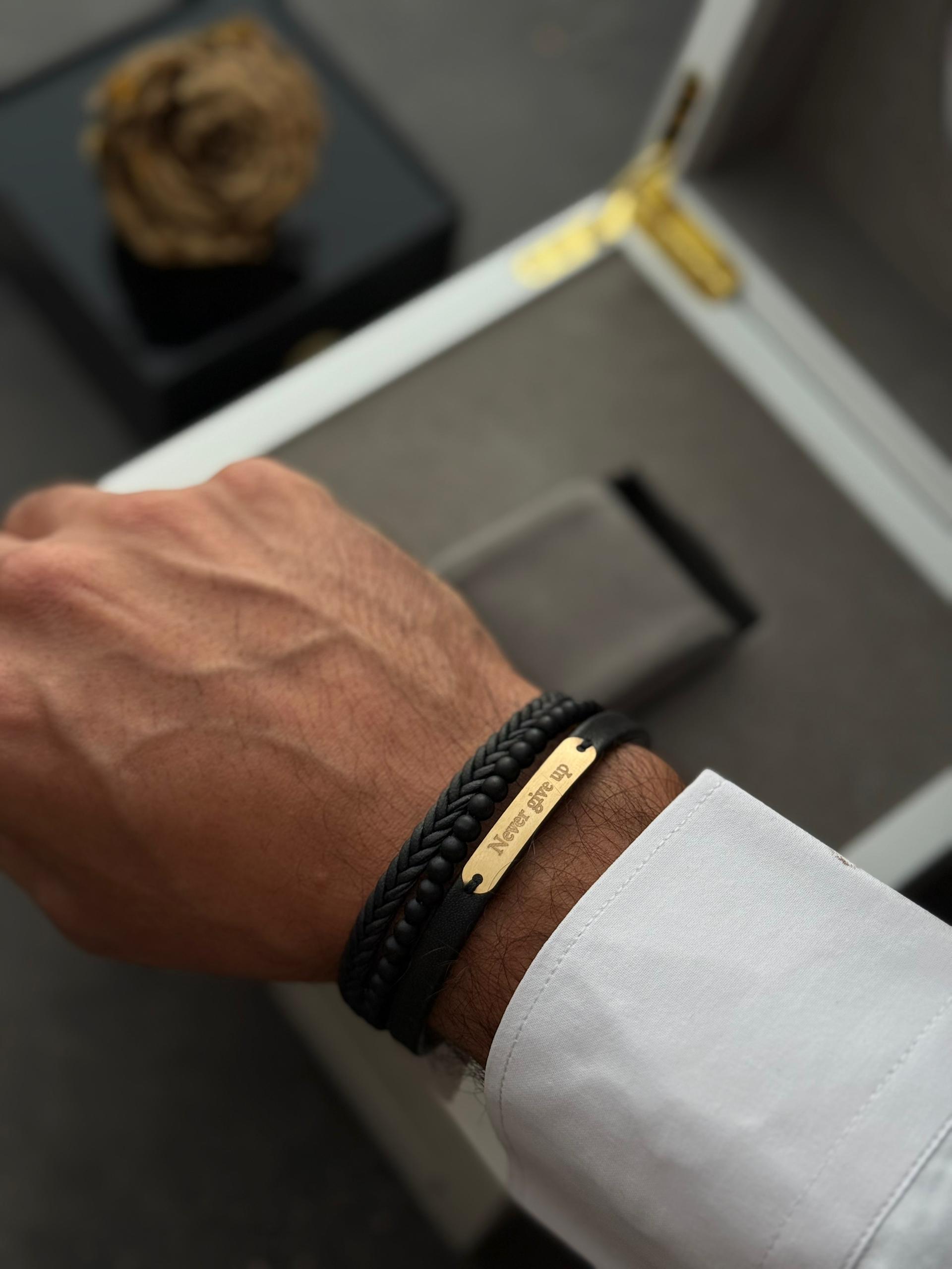 دستبند چرم طرح NEVER GIVE UP