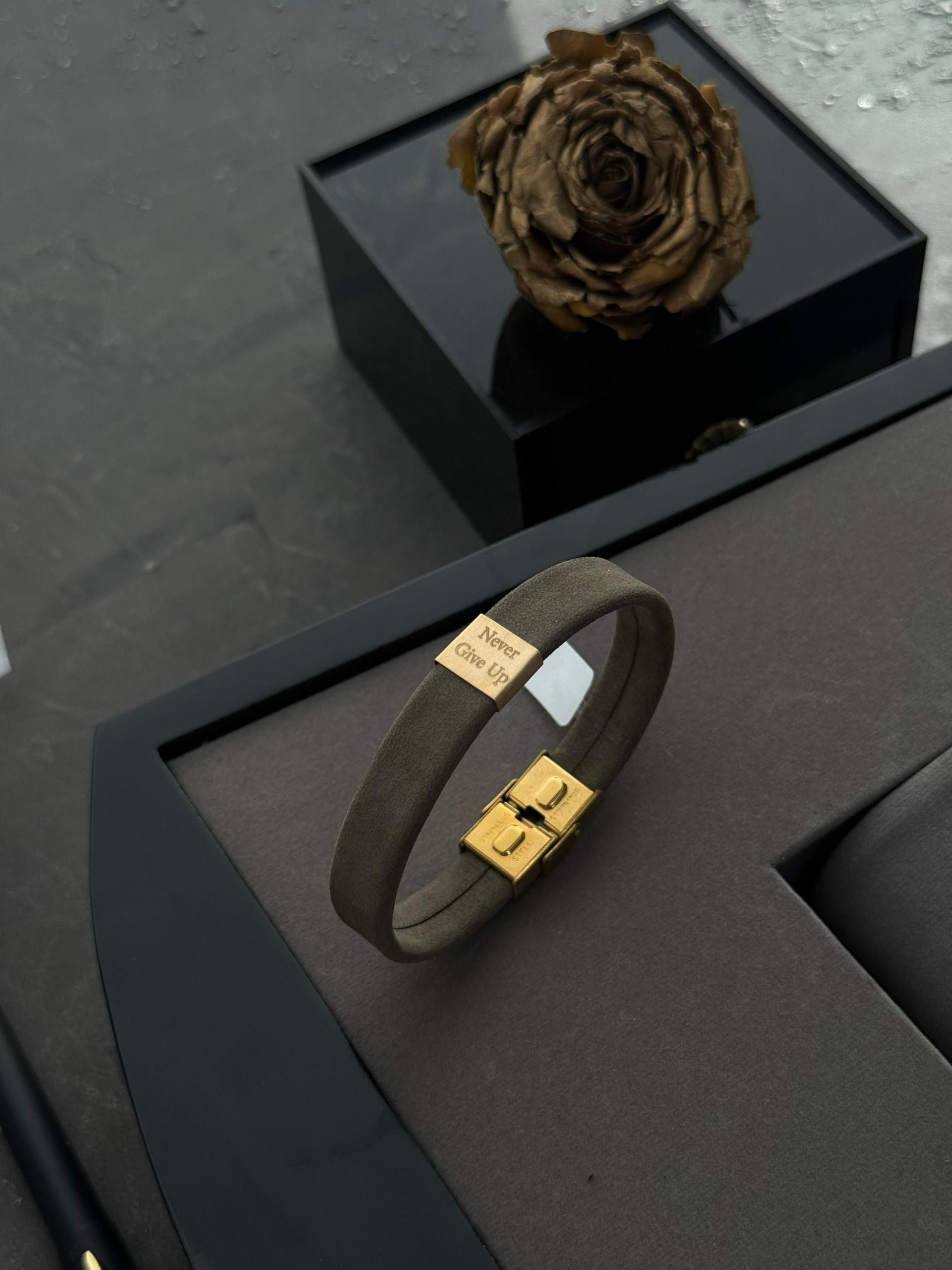 دستبند چرم اسپرت never give up 