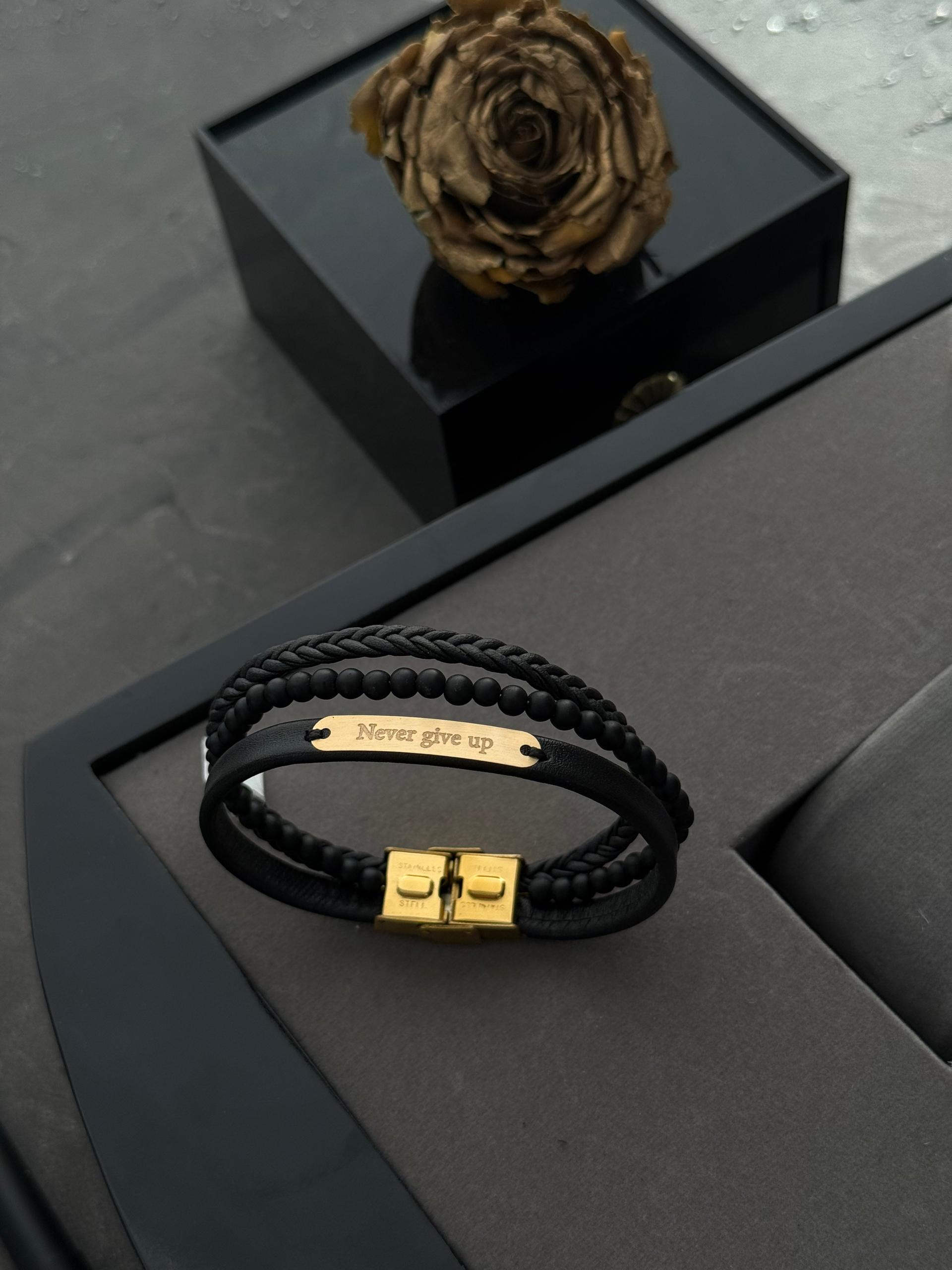 دستبند چرم اسپرت never give up 