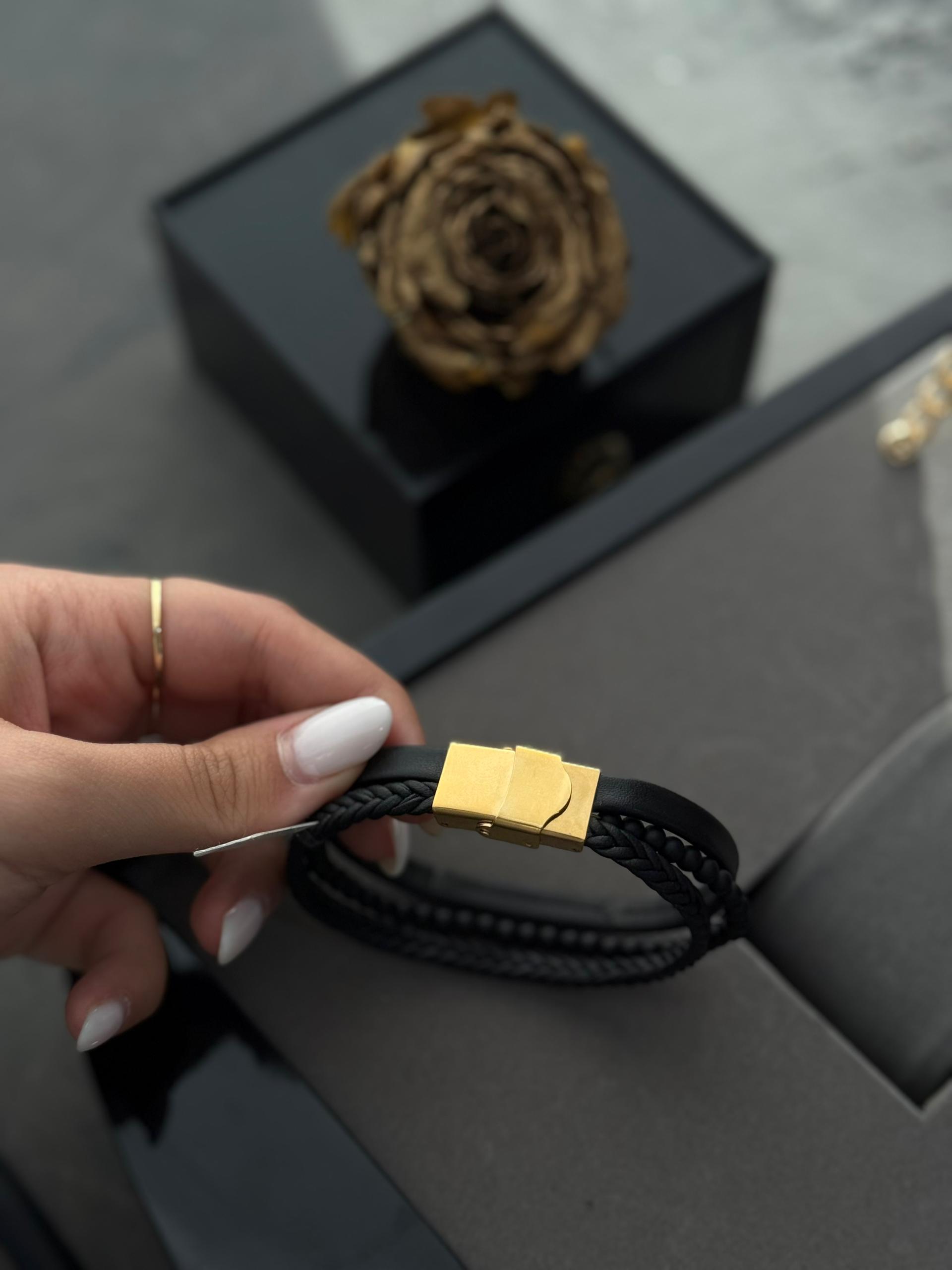 دستبند چرم اسپرت never give up 