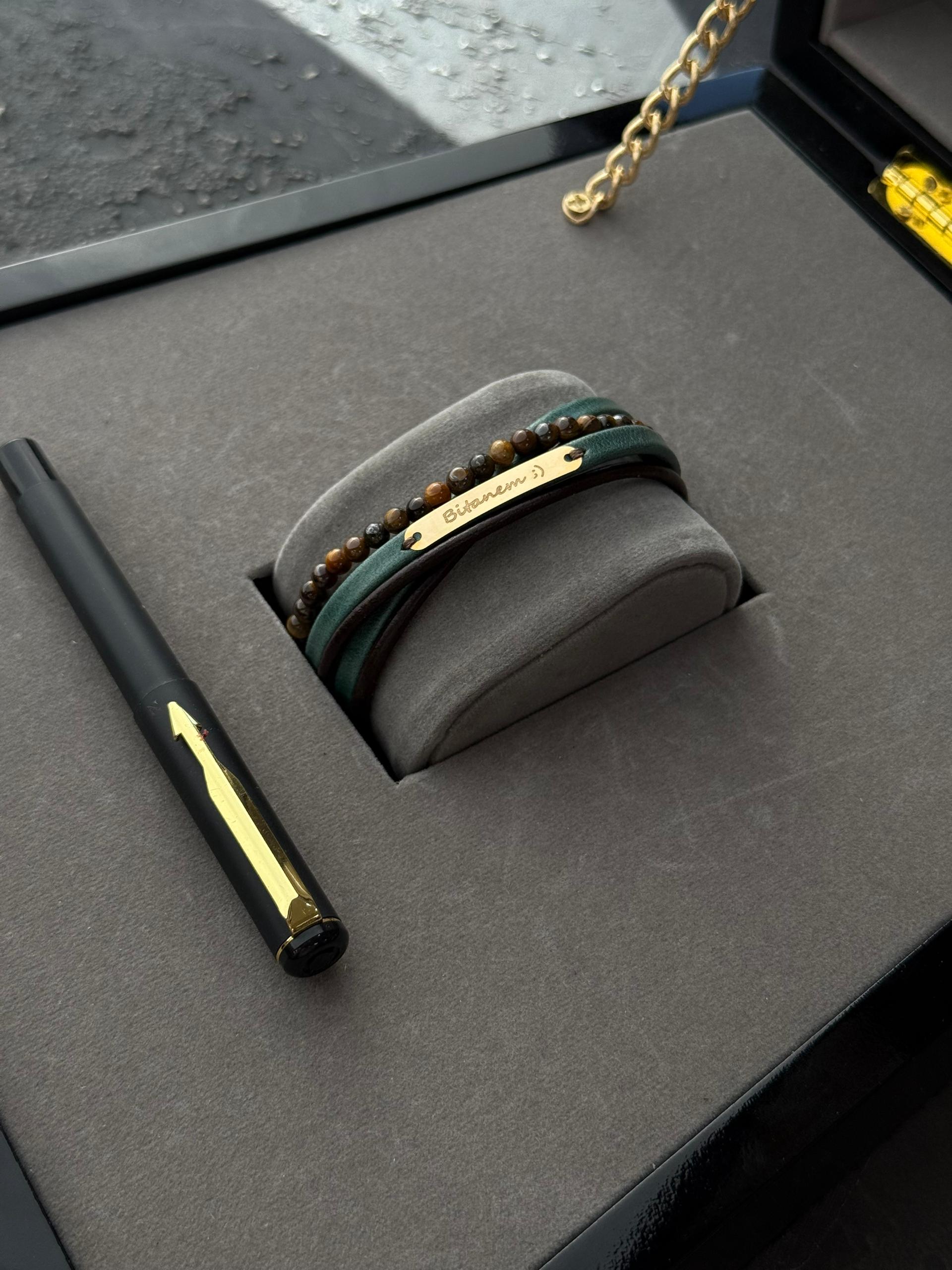 دستبند چرم ضربدری طرح بیتانم