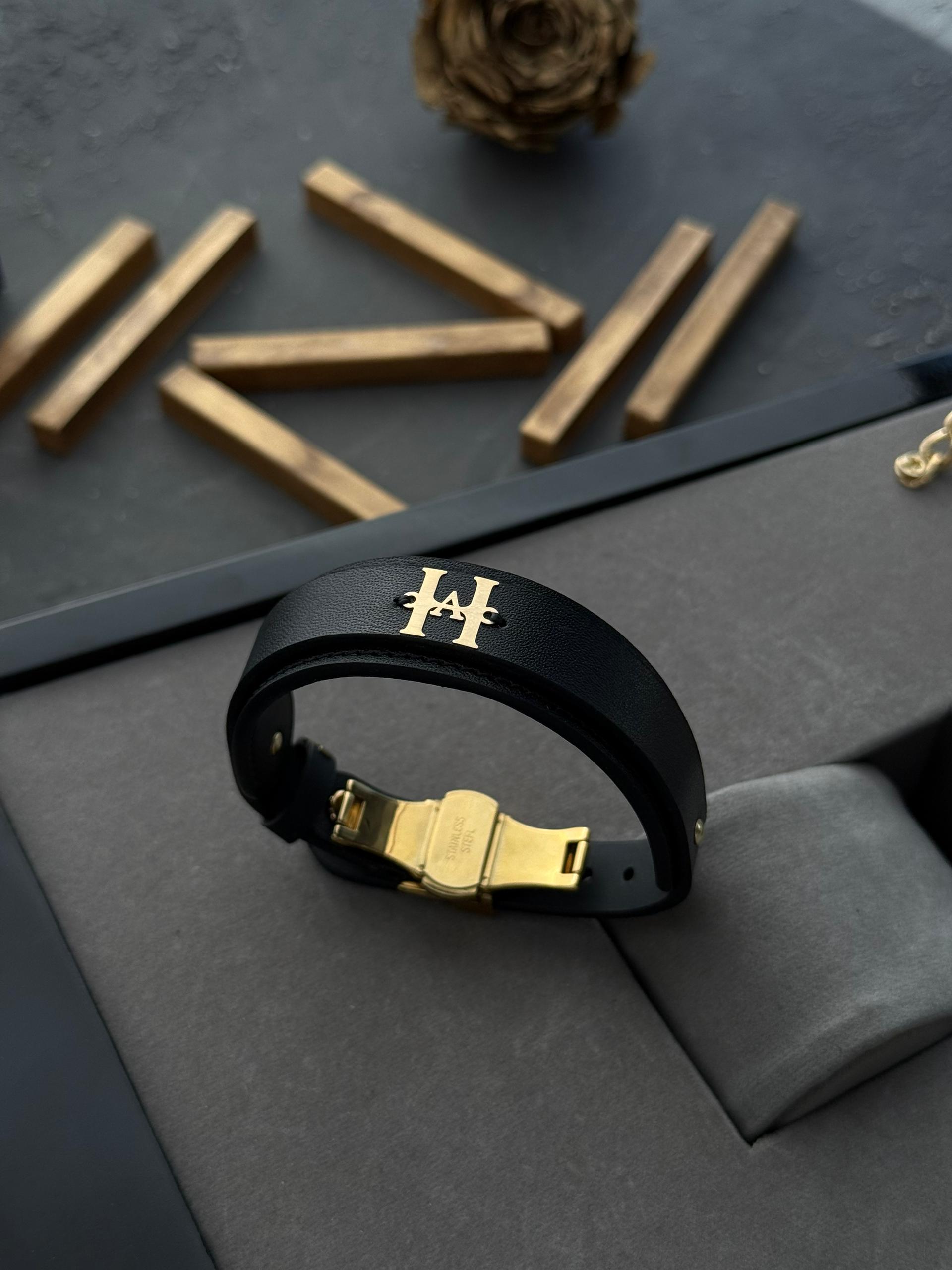 دستبند چرم اسپرت ترکیب H و A