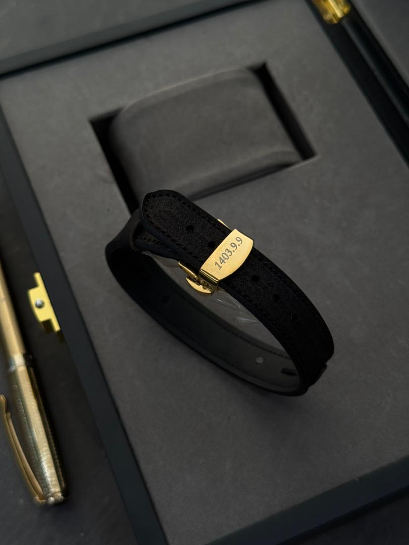 دستبند چرم طرح M کد d102