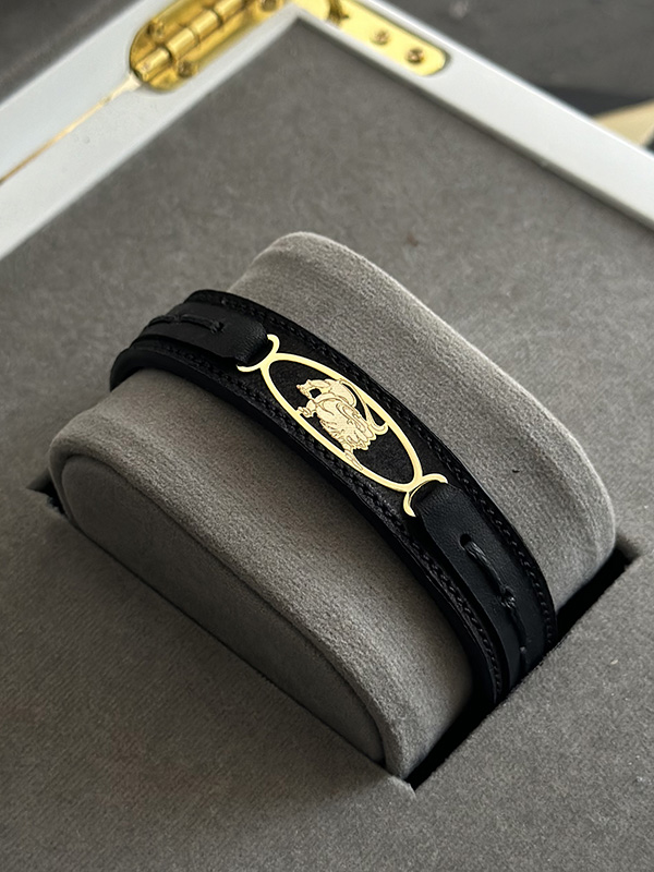 دستبند چرم نماد ایرانی مرداد