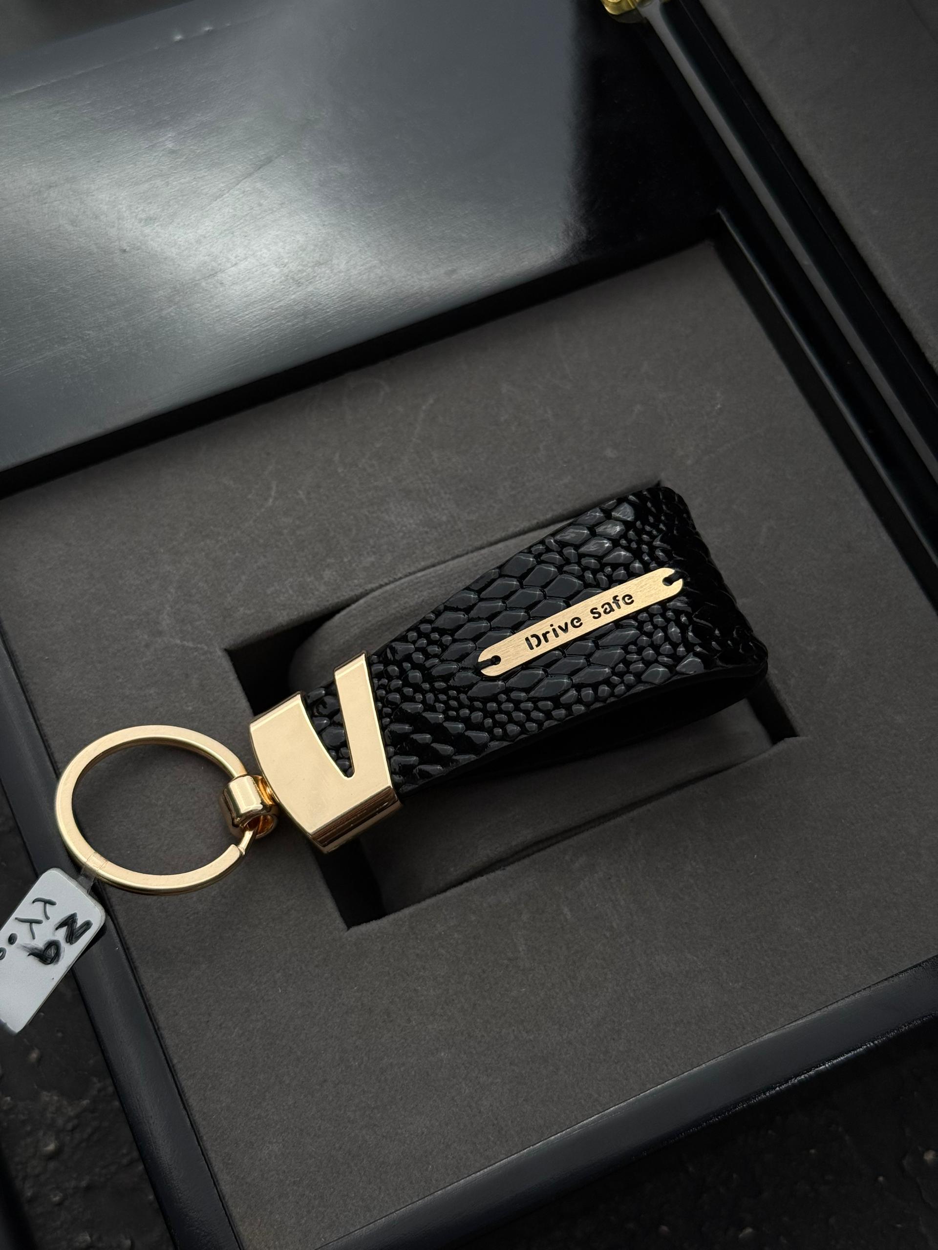 جاسوییچی چرمی پلاک با احتیاط رانندگی کن